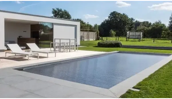 Moderner rechteckiger Pool – dunkelblaue Fliesen, versenktes AquaTop-System, 60 x 14 mm